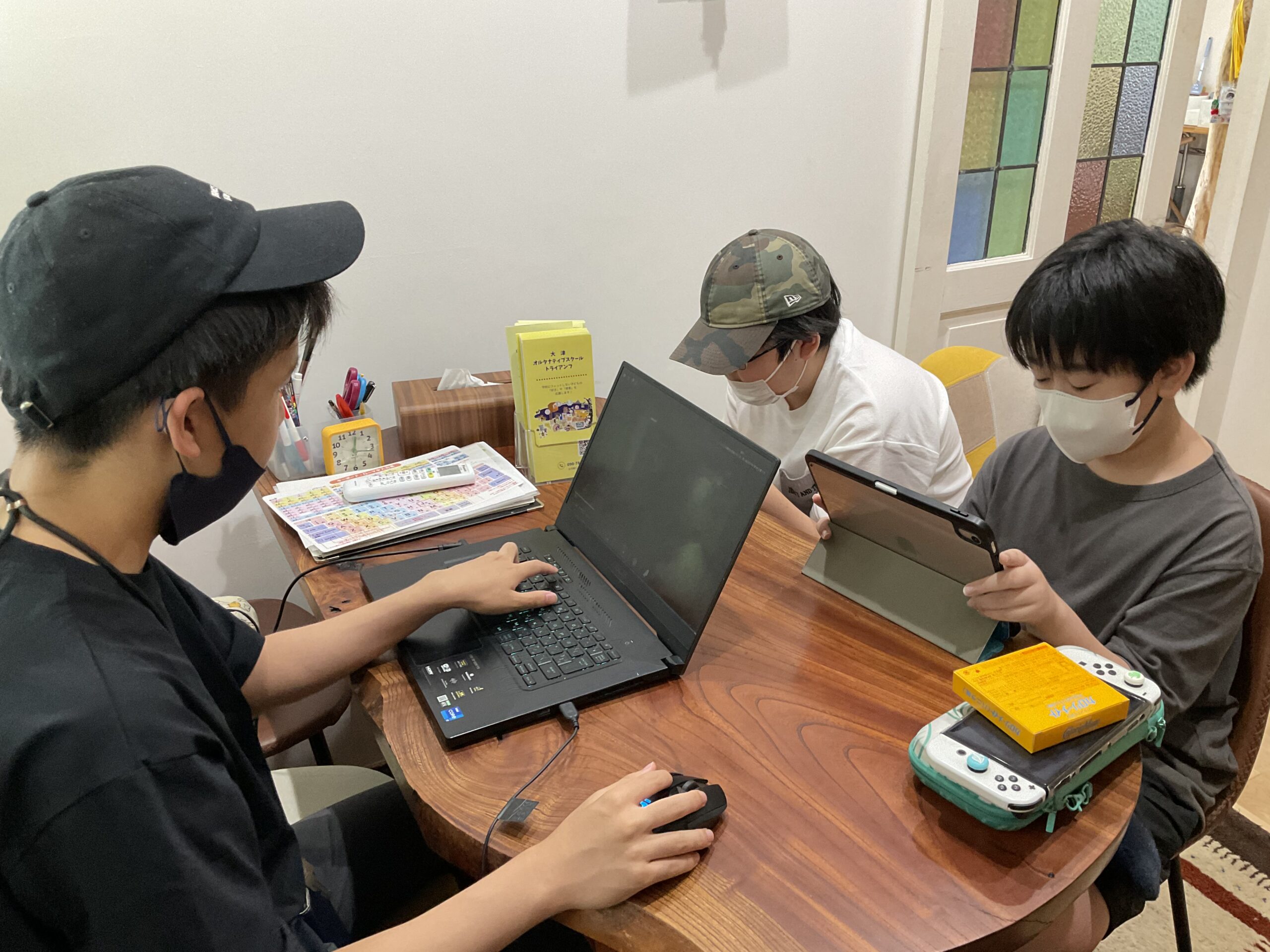 おしゃべりやゲームを楽しむ子どもたち